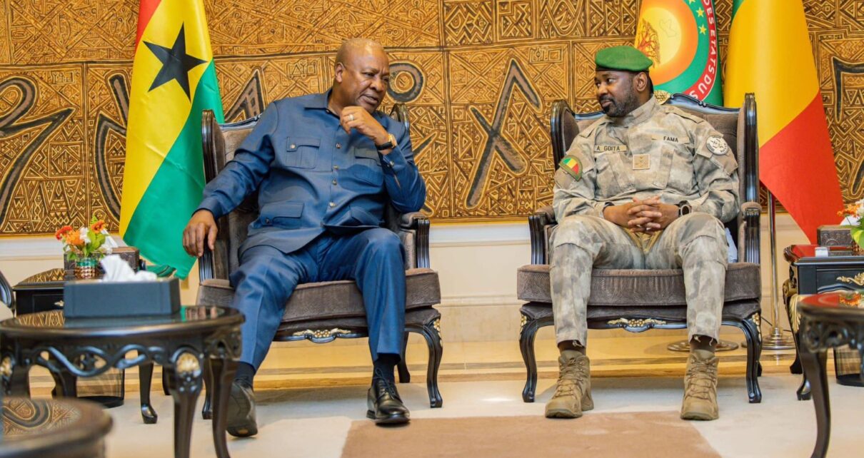 la question des relations entre la Confédération des États du Sahel (AES) et la CEDEAO a été abordée. Le Président John Dramani Mahama a reconnu un certain manque de confiance entre les dirigeants des deux organisations sous-régionales, mais il a insisté sur la nécessité de rétablir un dialogue respectueux et constructif. Il a affirmé que le Ghana, sous sa présidence, s’engageait à favoriser des relations apaisées entre l’AES et la CEDEAO