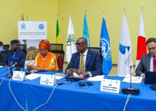 Le Sahel est confronté à de multiples défis, notamment environnementaux et sécuritaires. "Depuis plusieurs décennies, notre région fait face à des phénomènes comme le changement climatique, la dégradation des terres et la perte de biodiversité, qui exacerbent les tensions entre communautés, notamment entre agriculteurs et éleveurs", a expliqué M. Diop.