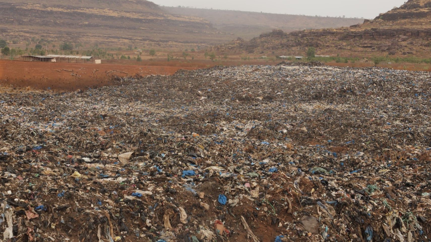 La décharge de Noumoubougou, d'une superficie de 52 hectares, a été mise en service en 2014 puis en 2016 suite à la correction d'erreurs techniques. Elle est conçue pour recevoir les déchets ménagers et assimilés du district de Bamako. Cependant, son exploitation reste limitée en raison de plusieurs contraintes, notamment l'absence de bulldozer pour l'étalement des déchets, l'insuffisance de personnel et le manque de budget de fonctionnement. De plus, pendant l'hivernage, l'excès d'humidité entraîne le débordement du bassin de lixiviation.