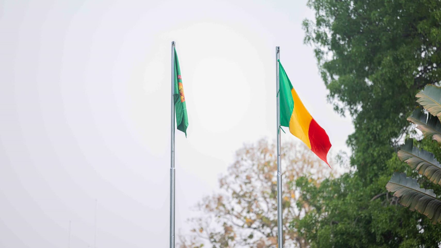 Cet acte solennel marque une nouvelle étape dans la construction et la consolidation de l’AES. Il envoie également un message symbolique fort d’unité, de fraternité et de détermination des peuples malien, burkinabé et nigérien à avancer ensemble vers une intégration plus poussée. Cette montée des couleurs illustre la volonté des dirigeants et des populations de ces trois pays de renforcer leur coopération politique, économique et sécuritaire pour un avenir commun stable et prospère.