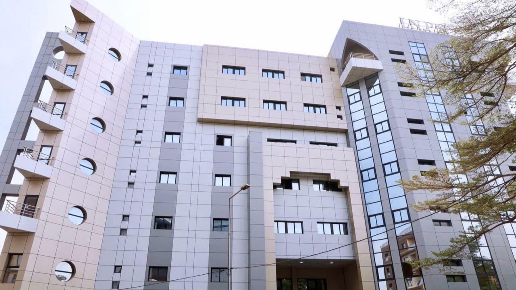 Le nouveau bâtiment de l’INPS respecte les normes environnementales. Il répond aux besoins des agents et s’adapte aux méthodes de travail et de collaboration. En un mot, le confort et la beauté des lieux sont flagrants.