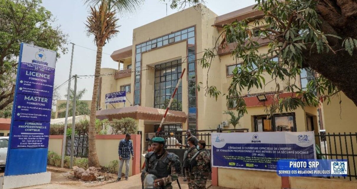 Fruit d'une co-construction entre l'Université Kurukanfuga de Bamako et l'INPS, Institut de Formation Professionnelle aux Métiers de la Sécurité Sociale (IFP-M2S) vise à former les étudiants maliens dans le domaine de la protection sociale et à offrir aux acteurs africains une solution aux défis de la couverture sociale. Les 200 étudiants sélectionnés suivront leur formation dans un bâtiment moderne comprenant 18 bureaux, 5 salles de classe, 1 amphithéâtre, 2 salles de formation continues multifonctionnelles, 2 salles informatiques, 1 salle des professeurs, 1 cantine, 1 salle de langue ultra-moderne, 1 bibliothèque, et des parkings.