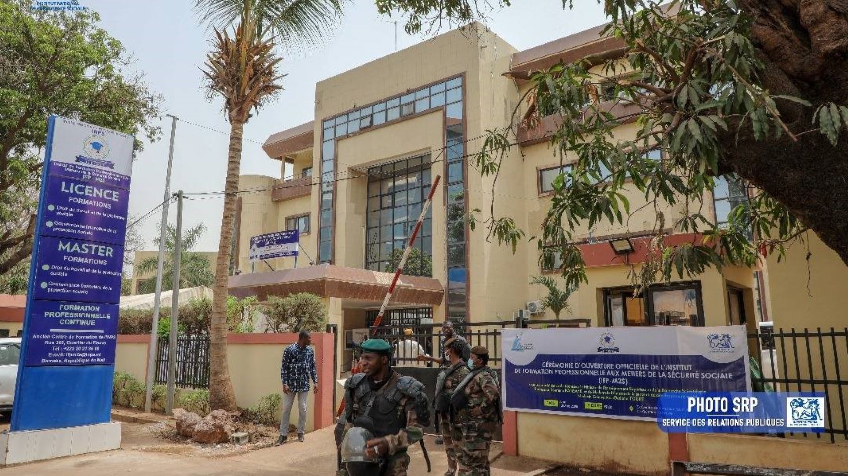 Fruit d'une co-construction entre l'Université Kurukanfuga de Bamako et l'INPS, Institut de Formation Professionnelle aux Métiers de la Sécurité Sociale (IFP-M2S) vise à former les étudiants maliens dans le domaine de la protection sociale et à offrir aux acteurs africains une solution aux défis de la couverture sociale. Les 200 étudiants sélectionnés suivront leur formation dans un bâtiment moderne comprenant 18 bureaux, 5 salles de classe, 1 amphithéâtre, 2 salles de formation continues multifonctionnelles, 2 salles informatiques, 1 salle des professeurs, 1 cantine, 1 salle de langue ultra-moderne, 1 bibliothèque, et des parkings.