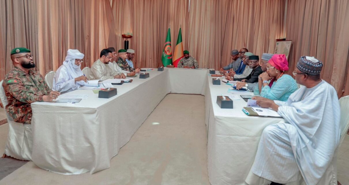 C’est en sa qualité de Président de la Confédération de l’Alliance des États du Sahel que le Président GOÏTA a présidé cette réunion de haut niveau au Palais de Koulouba. Les échanges ont porté sur le bilan des activités menées dans les secteurs prioritaires durant cette présidence malienne de l’AES, depuis le premier sommet tenu en juillet 2024 à Niamey, au Niger.