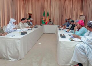 C’est en sa qualité de Président de la Confédération de l’Alliance des États du Sahel que le Président GOÏTA a présidé cette réunion de haut niveau au Palais de Koulouba. Les échanges ont porté sur le bilan des activités menées dans les secteurs prioritaires durant cette présidence malienne de l’AES, depuis le premier sommet tenu en juillet 2024 à Niamey, au Niger.