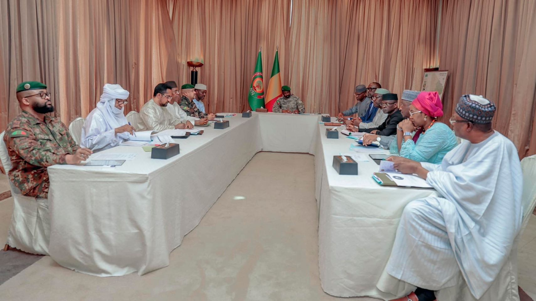 C’est en sa qualité de Président de la Confédération de l’Alliance des États du Sahel que le Président GOÏTA a présidé cette réunion de haut niveau au Palais de Koulouba. Les échanges ont porté sur le bilan des activités menées dans les secteurs prioritaires durant cette présidence malienne de l’AES, depuis le premier sommet tenu en juillet 2024 à Niamey, au Niger.