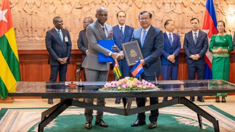 Cette visite, la première d’un ministre des affaires étrangères de la République togolaise au Royaume du Cambodge, s’inscrit dans le cadre de la dynamisation et du renforcement des relations bilatérales entre le Cambodge et le Togo depuis leur établissement le 6 août 2010 à New York.