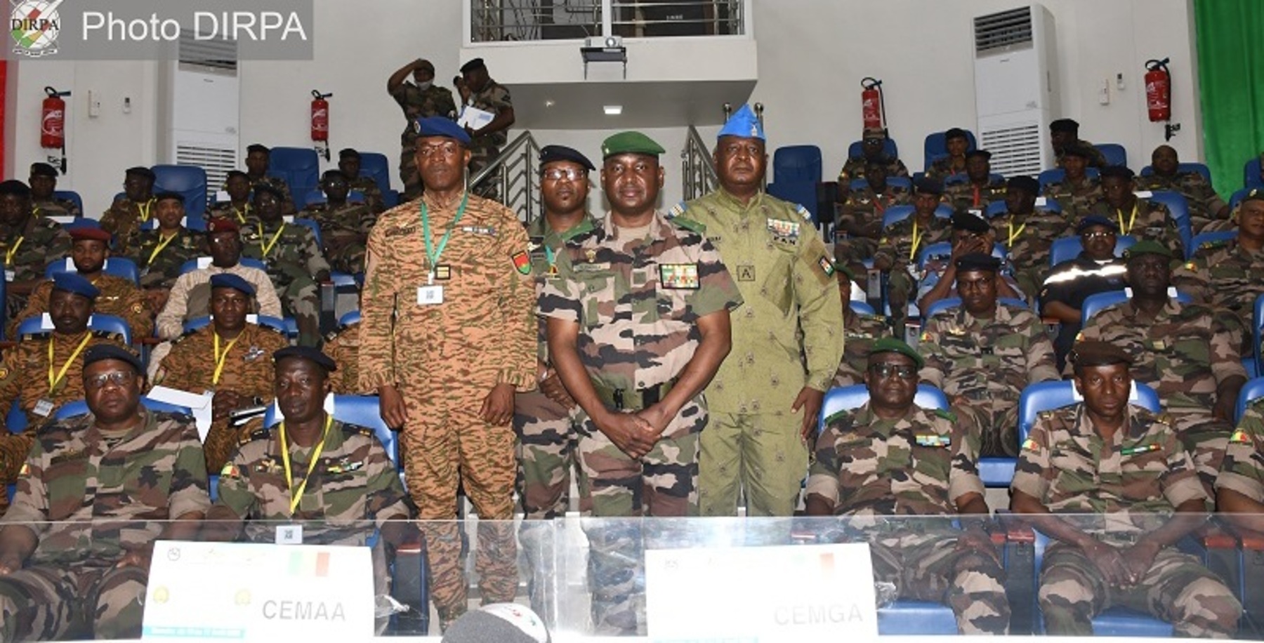 Cette rencontre, hautement symbolique, marque une volonté affirmée des trois pays membres de l’AES de renforcer leur coopération militaire, notamment dans le domaine aérien. Face aux menaces sécuritaires persistantes dans la région sahélienne, les États entendent mutualiser leurs moyens, harmoniser leurs stratégies et bâtir une défense commune plus réactive et souveraine.