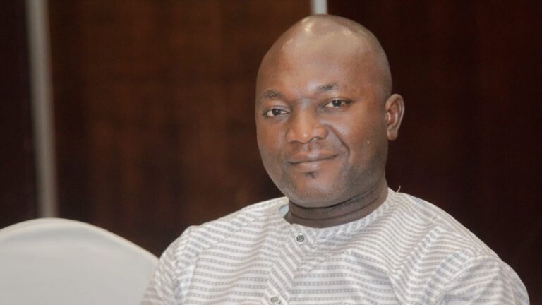 Le silence aura été long. Trop long, diront certains. Mais voilà que le paysage politique malien semble à nouveau s’animer, réveillé par un coup de tonnerre : la proposition de dissolution des partis politiques. Une idée qui n’est pas passée inaperçue, tant elle touche au cœur même du jeu démocratique.