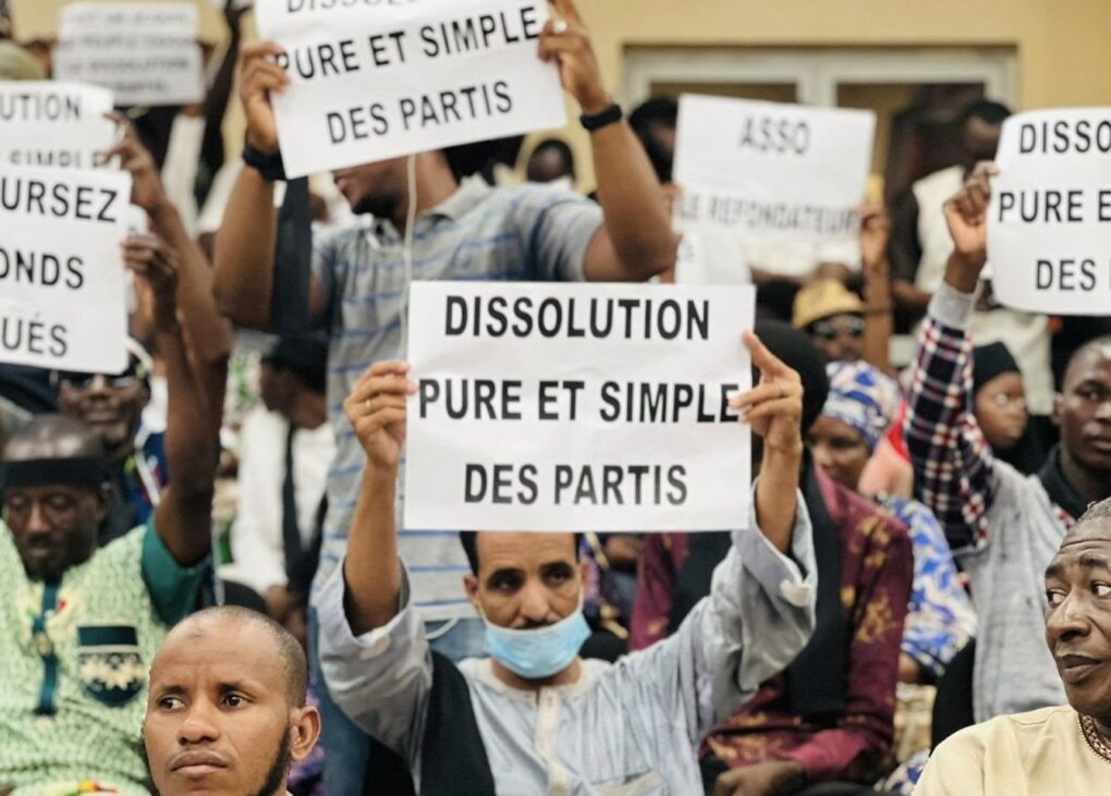 Les neuf citoyens formulent plusieurs propositions qu’ils jugent indispensables pour renforcer la crédibilité et l’efficacité des partis politiques, à savoir ‘’ le renouvellement du multipartisme à travers la dissolution des partis politiques, le dépôt obligatoire d'un projet de société, idéologique et politique dans le cadre de tout nouveau dossier de création d’un parti, la perte du statut juridique par tout parti n’ayant pas présenté de candidat dans deux (02) élections locales ou législatives consécutives’’ et ’’ l’obligation de la tenue des primaires internes pour la désignation des candidats des partis à toutes les élections’’.