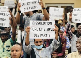 Les neuf citoyens formulent plusieurs propositions qu’ils jugent indispensables pour renforcer la crédibilité et l’efficacité des partis politiques, à savoir ‘’ le renouvellement du multipartisme à travers la dissolution des partis politiques, le dépôt obligatoire d'un projet de société, idéologique et politique dans le cadre de tout nouveau dossier de création d’un parti, la perte du statut juridique par tout parti n’ayant pas présenté de candidat dans deux (02) élections locales ou législatives consécutives’’ et ’’ l’obligation de la tenue des primaires internes pour la désignation des candidats des partis à toutes les élections’’.