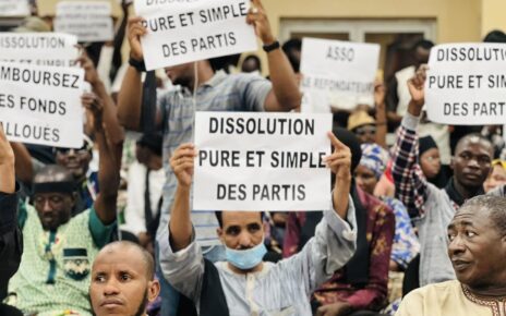 Les neuf citoyens formulent plusieurs propositions qu’ils jugent indispensables pour renforcer la crédibilité et l’efficacité des partis politiques, à savoir ‘’ le renouvellement du multipartisme à travers la dissolution des partis politiques, le dépôt obligatoire d'un projet de société, idéologique et politique dans le cadre de tout nouveau dossier de création d’un parti, la perte du statut juridique par tout parti n’ayant pas présenté de candidat dans deux (02) élections locales ou législatives consécutives’’ et ’’ l’obligation de la tenue des primaires internes pour la désignation des candidats des partis à toutes les élections’’.