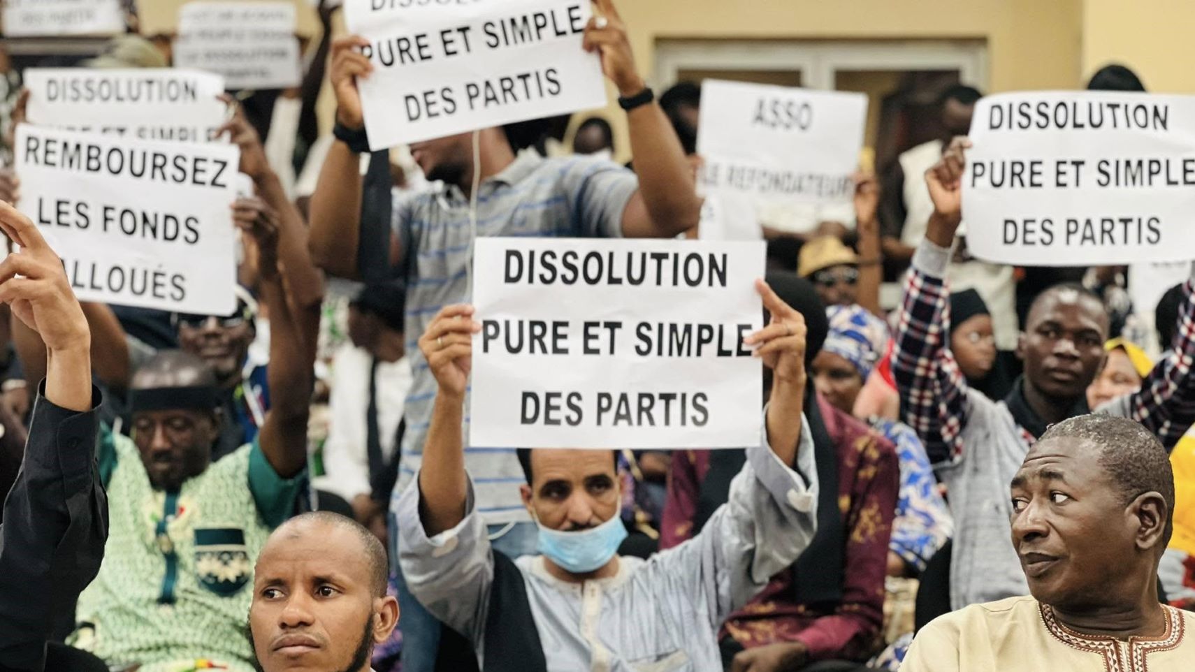 Les neuf citoyens formulent plusieurs propositions qu’ils jugent indispensables pour renforcer la crédibilité et l’efficacité des partis politiques, à savoir ‘’ le renouvellement du multipartisme à travers la dissolution des partis politiques, le dépôt obligatoire d'un projet de société, idéologique et politique dans le cadre de tout nouveau dossier de création d’un parti, la perte du statut juridique par tout parti n’ayant pas présenté de candidat dans deux (02) élections locales ou législatives consécutives’’ et ’’ l’obligation de la tenue des primaires internes pour la désignation des candidats des partis à toutes les élections’’.