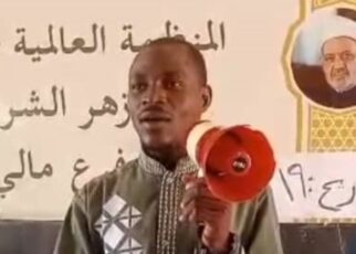 Face à l’offensive des groupes terroristes déguisés en djihadistes dans plusieurs régions du Mali, l’AMADE s’investit pleinement dans une campagne intensive de sensibilisation afin d’empêcher les jeunes Maliens de tomber entre les mains de ces groupes extrémistes, connus pour enrôler sans scrupules enfants et adolescents désœuvrés, comme en témoignent diverses vidéos circulant sur les réseaux sociaux.