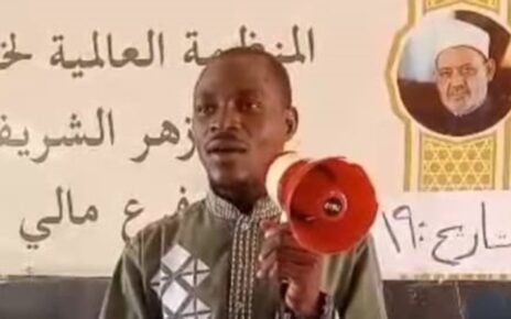 Face à l’offensive des groupes terroristes déguisés en djihadistes dans plusieurs régions du Mali, l’AMADE s’investit pleinement dans une campagne intensive de sensibilisation afin d’empêcher les jeunes Maliens de tomber entre les mains de ces groupes extrémistes, connus pour enrôler sans scrupules enfants et adolescents désœuvrés, comme en témoignent diverses vidéos circulant sur les réseaux sociaux.