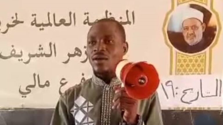 Face à l’offensive des groupes terroristes déguisés en djihadistes dans plusieurs régions du Mali, l’AMADE s’investit pleinement dans une campagne intensive de sensibilisation afin d’empêcher les jeunes Maliens de tomber entre les mains de ces groupes extrémistes, connus pour enrôler sans scrupules enfants et adolescents désœuvrés, comme en témoignent diverses vidéos circulant sur les réseaux sociaux.