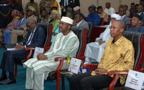 Quant à la Vision Mali Kura 2063, elle se décline à travers onze projets structurants. Farafina Jigine vise à nourrir le Mali et la sous-région. Yelen Kura ambitionne d’élargir l’accès à l’électricité. Le projet Industrialiser le Mali porte sur la relance industrielle. Kankou Moussa Seguina cherche à valoriser le patrimoine et les richesses du pays. Le projet Intégrer le Mali au Monde favorise l’ouverture et la coopération internationale. Sigida Yiriwa s’attèle à améliorer le cadre de vie urbain. L’axe Innovation, Digitalisation et Numérisation vise la modernisation des services. Le Programme Sankoré est destiné à promouvoir des ressources humaines saines et compétentes. Mali Vert et Bien-être promeut l’écologie et la qualité de vie. Les Réformes Nécessaires sont centrées sur la modernisation institutionnelle. Enfin, Kunafoni Taa Sira porte sur le développement d’une infrastructure nationale de données géospatiales.