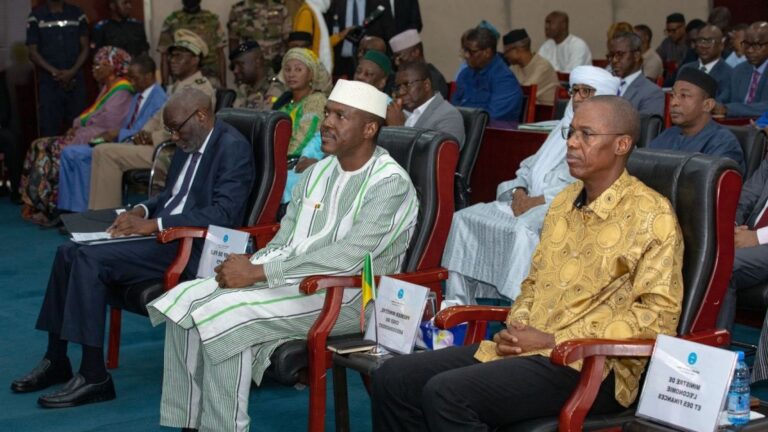 Quant à la Vision Mali Kura 2063, elle se décline à travers onze projets structurants. Farafina Jigine vise à nourrir le Mali et la sous-région. Yelen Kura ambitionne d’élargir l’accès à l’électricité. Le projet Industrialiser le Mali porte sur la relance industrielle. Kankou Moussa Seguina cherche à valoriser le patrimoine et les richesses du pays. Le projet Intégrer le Mali au Monde favorise l’ouverture et la coopération internationale. Sigida Yiriwa s’attèle à améliorer le cadre de vie urbain. L’axe Innovation, Digitalisation et Numérisation vise la modernisation des services. Le Programme Sankoré est destiné à promouvoir des ressources humaines saines et compétentes. Mali Vert et Bien-être promeut l’écologie et la qualité de vie. Les Réformes Nécessaires sont centrées sur la modernisation institutionnelle. Enfin, Kunafoni Taa Sira porte sur le développement d’une infrastructure nationale de données géospatiales.