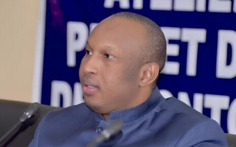 Sur la dissolution des partis politiques, est-il besoin de rappeler qu’une constitution est en vigueur ? Et que les autorités de la transition malgré la situation exceptionnelle font tout pour se rapprocher de la normalité en s’abstenant de dissoudre ou suspendre la constitution comme dans les deux autres pays de l’AES. La Cour Constitutionnelle du Mali continue de contrôler les lois organiques en jouissant de l’ensemble de ses prérogatives.