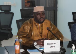 Le Président de la Commission, le Professeur Alkadri Diarra, souligne dans ce communiqué que « la protection des droits de l’Homme est une responsabilité partagée », insistant sur le fait que nul n’est à l’abri d’une violation de ses droits.