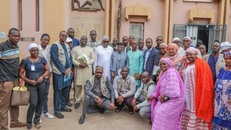 M. Modibo Danion a présenté les avantages de l’assurance volontaire et indiqué que 175 dossiers concrets ont déjà été enregistrés en Commune I depuis le lancement officiel. Il a également félicité et encouragé les équipes pour leur motivation et leur implication dans cette campagne.