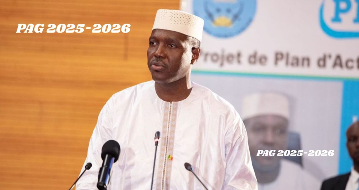 Ce Plan d’Action du Gouvernement découle des orientations des documents stratégiques, notamment la feuille de route de la Transition, les recommandations issues des Assises nationales de la Refondation, le Dialogue inter-Maliens, la Vision « Mali Kura ɲɛtaasira ka bɛn san 2063 ma » et la Stratégie Nationale pour l’Émergence et le Développement Durable : SNEDD 2024-2033. Ce nouveau référentiel et soubassement de la gestion socio-économique du pays tient compte de l’évolution du contexte actuel, en phase avec la Confédération des États du Sahel. Dans sa présentation, le Chef de l’exécutif a dessiné la silhouette du PAG avant de se pencher sur chaque axe avec des données chiffrées, des projections réalistes, avec une aisance inédite.