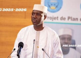 Ce Plan d’Action du Gouvernement découle des orientations des documents stratégiques, notamment la feuille de route de la Transition, les recommandations issues des Assises nationales de la Refondation, le Dialogue inter-Maliens, la Vision « Mali Kura ɲɛtaasira ka bɛn san 2063 ma » et la Stratégie Nationale pour l’Émergence et le Développement Durable : SNEDD 2024-2033. Ce nouveau référentiel et soubassement de la gestion socio-économique du pays tient compte de l’évolution du contexte actuel, en phase avec la Confédération des États du Sahel. Dans sa présentation, le Chef de l’exécutif a dessiné la silhouette du PAG avant de se pencher sur chaque axe avec des données chiffrées, des projections réalistes, avec une aisance inédite.