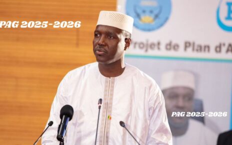 Ce Plan d’Action du Gouvernement découle des orientations des documents stratégiques, notamment la feuille de route de la Transition, les recommandations issues des Assises nationales de la Refondation, le Dialogue inter-Maliens, la Vision « Mali Kura ɲɛtaasira ka bɛn san 2063 ma » et la Stratégie Nationale pour l’Émergence et le Développement Durable : SNEDD 2024-2033. Ce nouveau référentiel et soubassement de la gestion socio-économique du pays tient compte de l’évolution du contexte actuel, en phase avec la Confédération des États du Sahel. Dans sa présentation, le Chef de l’exécutif a dessiné la silhouette du PAG avant de se pencher sur chaque axe avec des données chiffrées, des projections réalistes, avec une aisance inédite.