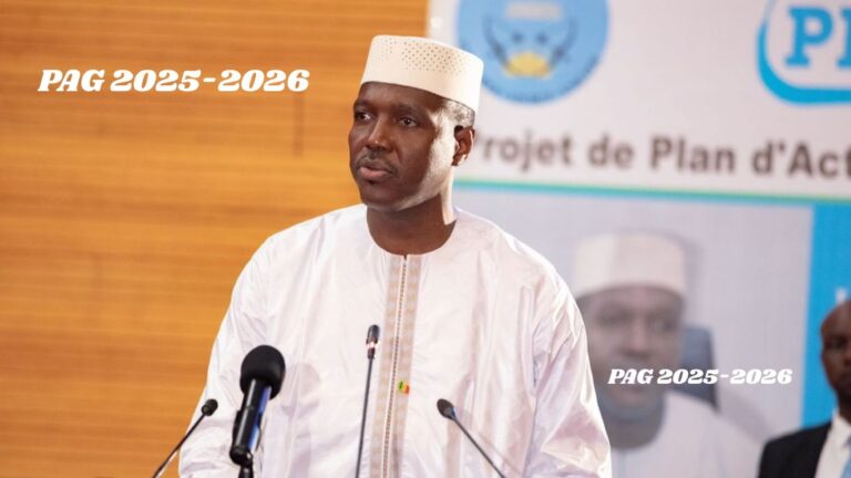 Ce Plan d’Action du Gouvernement découle des orientations des documents stratégiques, notamment la feuille de route de la Transition, les recommandations issues des Assises nationales de la Refondation, le Dialogue inter-Maliens, la Vision « Mali Kura ɲɛtaasira ka bɛn san 2063 ma » et la Stratégie Nationale pour l’Émergence et le Développement Durable : SNEDD 2024-2033. Ce nouveau référentiel et soubassement de la gestion socio-économique du pays tient compte de l’évolution du contexte actuel, en phase avec la Confédération des États du Sahel. Dans sa présentation, le Chef de l’exécutif a dessiné la silhouette du PAG avant de se pencher sur chaque axe avec des données chiffrées, des projections réalistes, avec une aisance inédite.