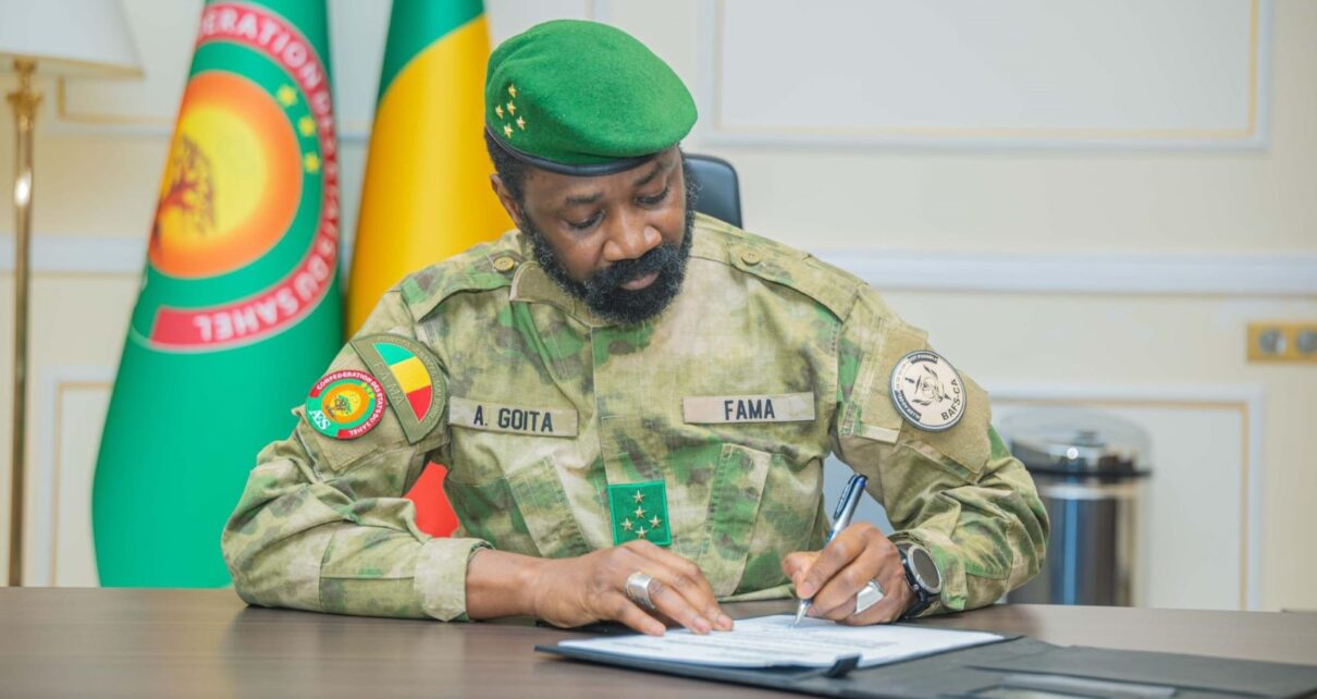 Ce projet de décret a été illico signé par le Général d’Armée Assimi GOITA, Président de la Transition, Chef de l’Etat, rendu public et publié au Journal officiel. Mais, les premières réactions n’ont pas tardé surtout du côté des opposants au projet. Les activités politiques étant suspendues, ces derniers communiquent via les réseaux sociaux. Voici quelques-unes des réactions à chaud.