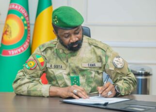 Ce projet de décret a été illico signé par le Général d’Armée Assimi GOITA, Président de la Transition, Chef de l’Etat, rendu public et publié au Journal officiel. Mais, les premières réactions n’ont pas tardé surtout du côté des opposants au projet. Les activités politiques étant suspendues, ces derniers communiquent via les réseaux sociaux. Voici quelques-unes des réactions à chaud.