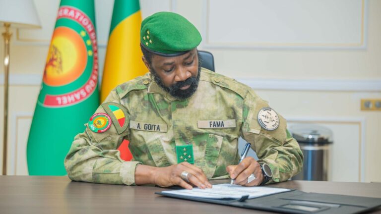 Ce projet de décret a été illico signé par le Général d’Armée Assimi GOITA, Président de la Transition, Chef de l’Etat, rendu public et publié au Journal officiel. Mais, les premières réactions n’ont pas tardé surtout du côté des opposants au projet. Les activités politiques étant suspendues, ces derniers communiquent via les réseaux sociaux. Voici quelques-unes des réactions à chaud.