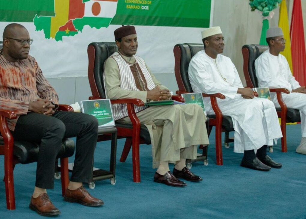 Le ministre de l’Économie et des Finances du Burkina Faso, Dr Aboubakar Nacanabo, Chef de la délégation du Burkina Faso, s’est réjoui de la tenue de ce cadre de travail qui permettra de positionner le Sahel comme un acteur majeur dans le concert des nations africaines et mondiales. Le Premier ministre du Niger, Ali Mahaman Lamine Zeine, a, dans la même veine, invité les acteurs à s’engager davantage dans la consécration de ce choix commun de nos trois pays.