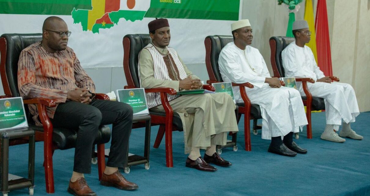 Le ministre de l’Économie et des Finances du Burkina Faso, Dr Aboubakar Nacanabo, Chef de la délégation du Burkina Faso, s’est réjoui de la tenue de ce cadre de travail qui permettra de positionner le Sahel comme un acteur majeur dans le concert des nations africaines et mondiales. Le Premier ministre du Niger, Ali Mahaman Lamine Zeine, a, dans la même veine, invité les acteurs à s’engager davantage dans la consécration de ce choix commun de nos trois pays.
