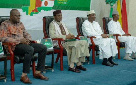 Le ministre de l’Économie et des Finances du Burkina Faso, Dr Aboubakar Nacanabo, Chef de la délégation du Burkina Faso, s’est réjoui de la tenue de ce cadre de travail qui permettra de positionner le Sahel comme un acteur majeur dans le concert des nations africaines et mondiales. Le Premier ministre du Niger, Ali Mahaman Lamine Zeine, a, dans la même veine, invité les acteurs à s’engager davantage dans la consécration de ce choix commun de nos trois pays.