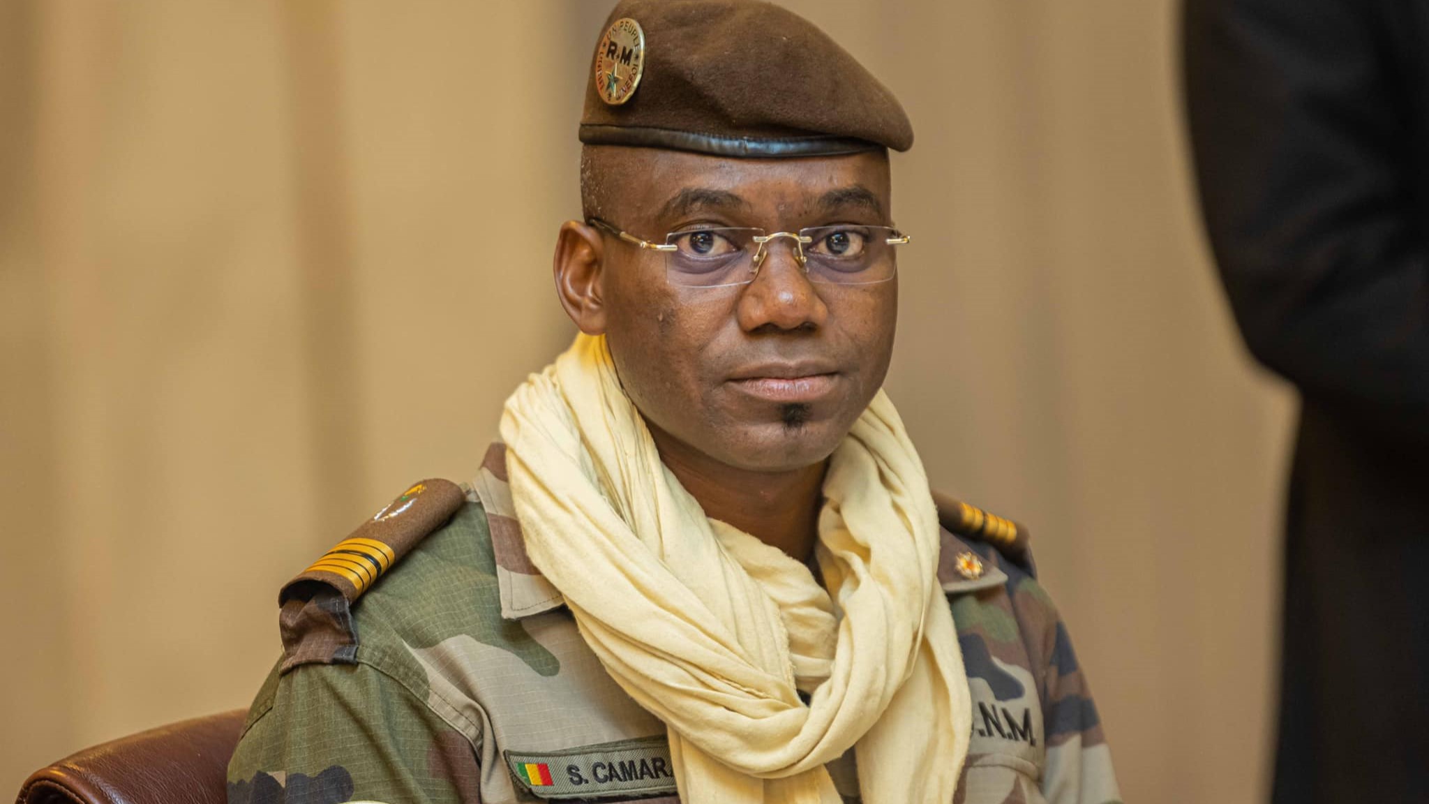 Le vrai enjeu pour nous n'est donc pas seulement de suivre aveuglément les politiques tracées pour nous dans un monde globalisé, qui n'est en réalité qu'un monde occidentalisé. L'enjeu est de défendre notre souveraineté, ou au moins de regagner un certain niveau de contrôle et une marge de liberté pour mener des politiques indépendantes pour la défense des intérêts vitaux de propres Etats et de nos populations