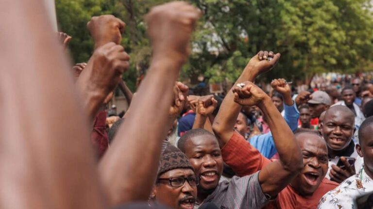 Jeunes manifestants au meeting politique du 3 mai 2025