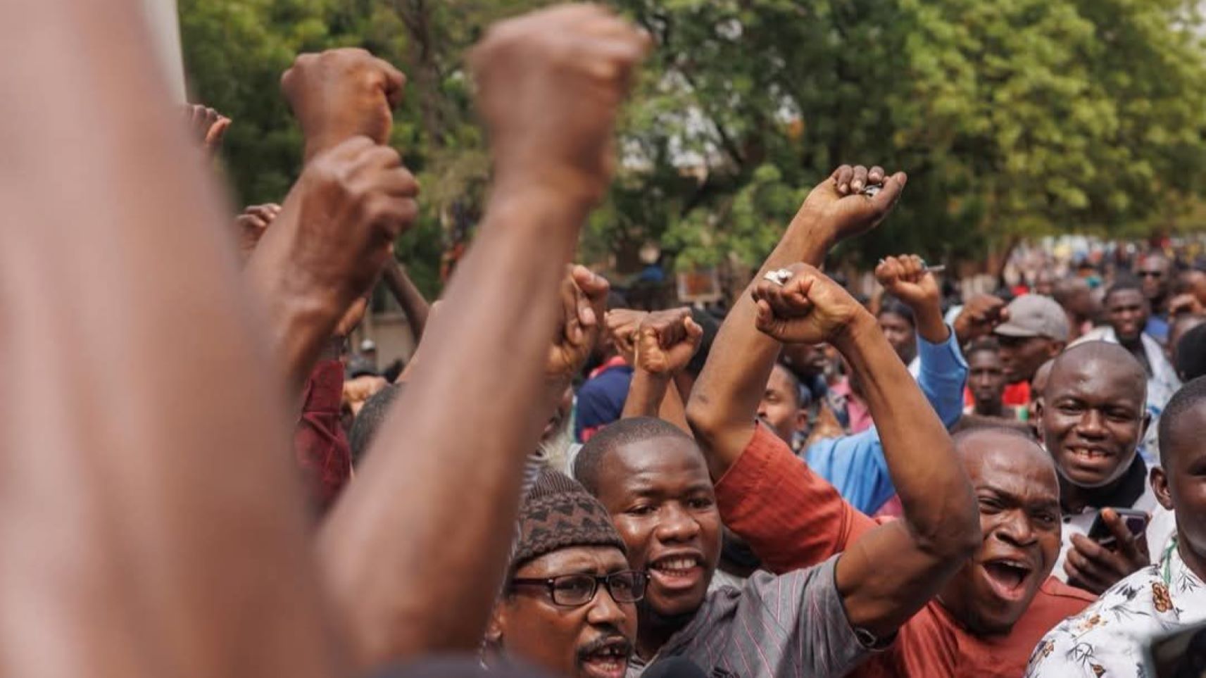 Jeunes manifestants au meeting politique du 3 mai 2025