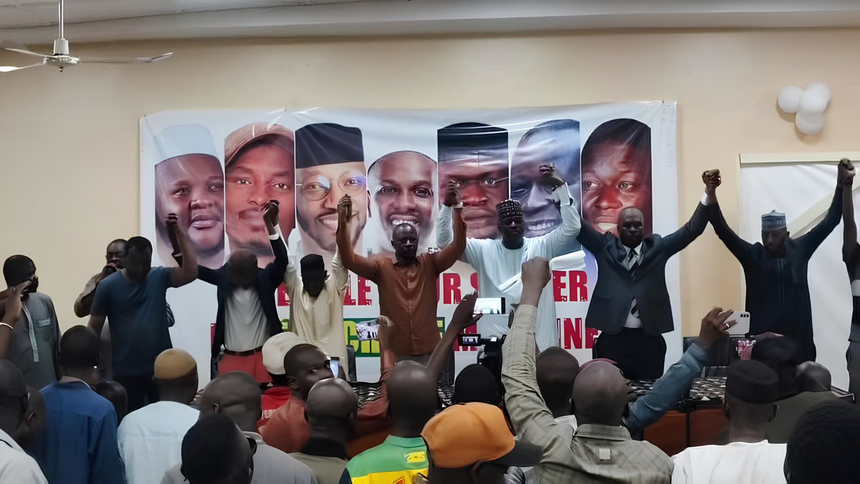 Même scénario le dimanche 4 mai, lors d’une conférence de presse des jeunes représentants de partis politiques et d’organisations de la société civile. Malgré ces blocages, les organisateurs n’ont pas reculé. Ils ont profité de leur brève prise de parole pour annoncer la signature d’un manifeste appelant au retour à l’ordre constitutionnel.