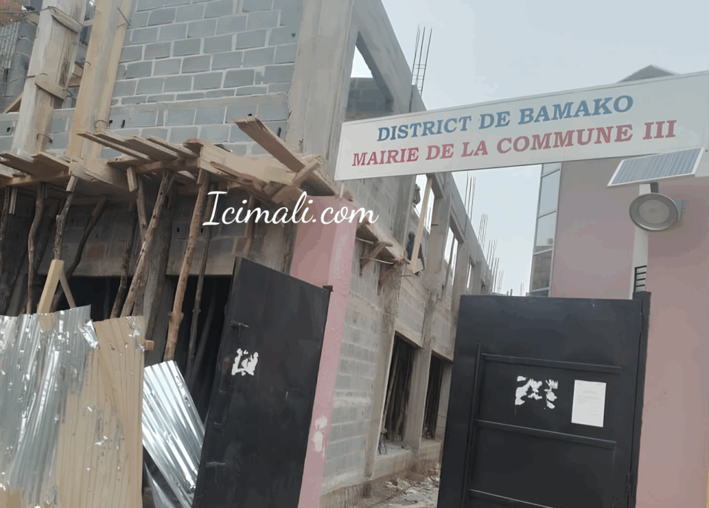 À ces réalisations s’ajoutent la construction d’un bâtiment R+1 comprenant 18 bureaux, une salle de conférence et une salle d’archives, dont les travaux sont achevés à 65 %. De plus, l’alimentation solaire du centre principal, du CSCOM de Badialan 1, 2 et 3, de Kodabougou et de l’école franco-arabe, illustre l’engagement de l’équipe municipale en faveur d’un service public durable. Ces initiatives sont fortement saluées par les habitants, notamment en ce qui concerne la gestion des déchets, qui constituait un problème majeur.