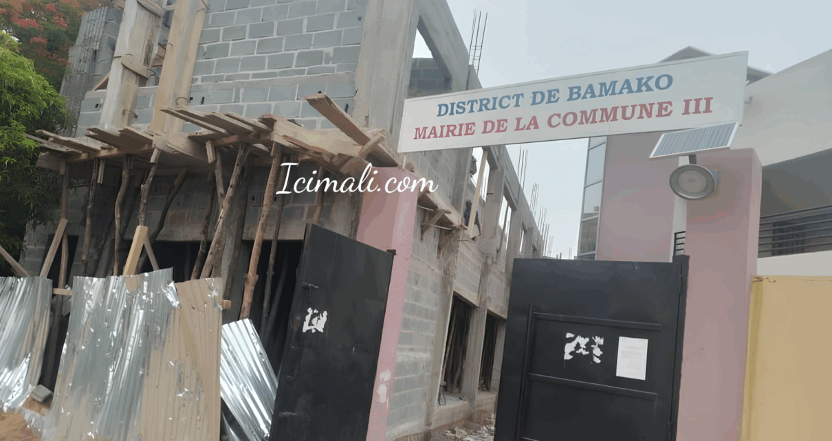À ces réalisations s’ajoutent la construction d’un bâtiment R+1 comprenant 18 bureaux, une salle de conférence et une salle d’archives, dont les travaux sont achevés à 65 %. De plus, l’alimentation solaire du centre principal, du CSCOM de Badialan 1, 2 et 3, de Kodabougou et de l’école franco-arabe, illustre l’engagement de l’équipe municipale en faveur d’un service public durable. Ces initiatives sont fortement saluées par les habitants, notamment en ce qui concerne la gestion des déchets, qui constituait un problème majeur.