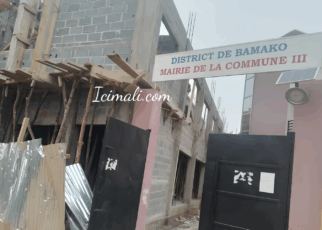 À ces réalisations s’ajoutent la construction d’un bâtiment R+1 comprenant 18 bureaux, une salle de conférence et une salle d’archives, dont les travaux sont achevés à 65 %. De plus, l’alimentation solaire du centre principal, du CSCOM de Badialan 1, 2 et 3, de Kodabougou et de l’école franco-arabe, illustre l’engagement de l’équipe municipale en faveur d’un service public durable. Ces initiatives sont fortement saluées par les habitants, notamment en ce qui concerne la gestion des déchets, qui constituait un problème majeur.