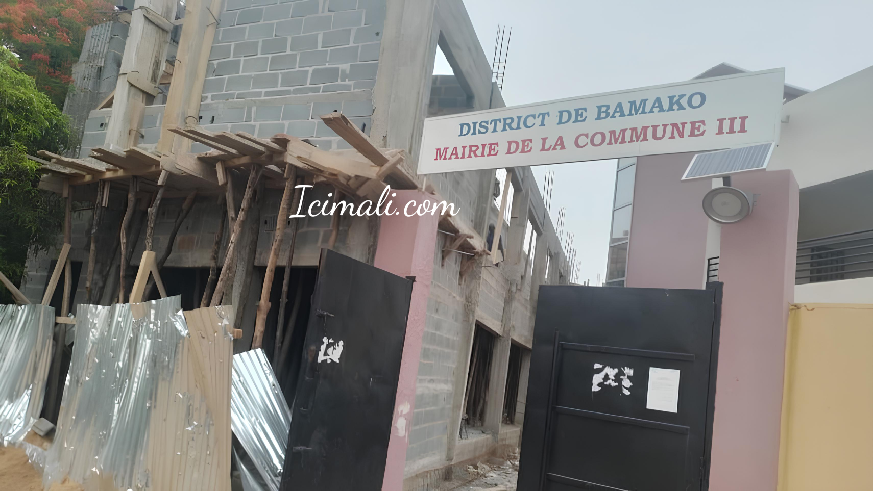 À ces réalisations s’ajoutent la construction d’un bâtiment R+1 comprenant 18 bureaux, une salle de conférence et une salle d’archives, dont les travaux sont achevés à 65 %. De plus, l’alimentation solaire du centre principal, du CSCOM de Badialan 1, 2 et 3, de Kodabougou et de l’école franco-arabe, illustre l’engagement de l’équipe municipale en faveur d’un service public durable. Ces initiatives sont fortement saluées par les habitants, notamment en ce qui concerne la gestion des déchets, qui constituait un problème majeur.