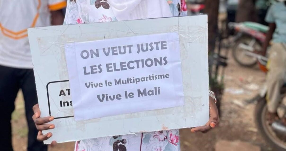 Veuillez activement à la transparence du processus de transition et à la tenue d'élections régulières, conformément à la Constitution