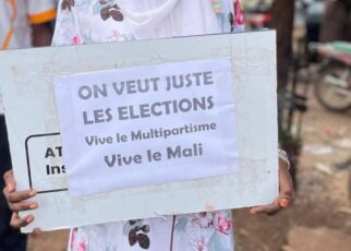 Veuillez activement à la transparence du processus de transition et à la tenue d'élections régulières, conformément à la Constitution