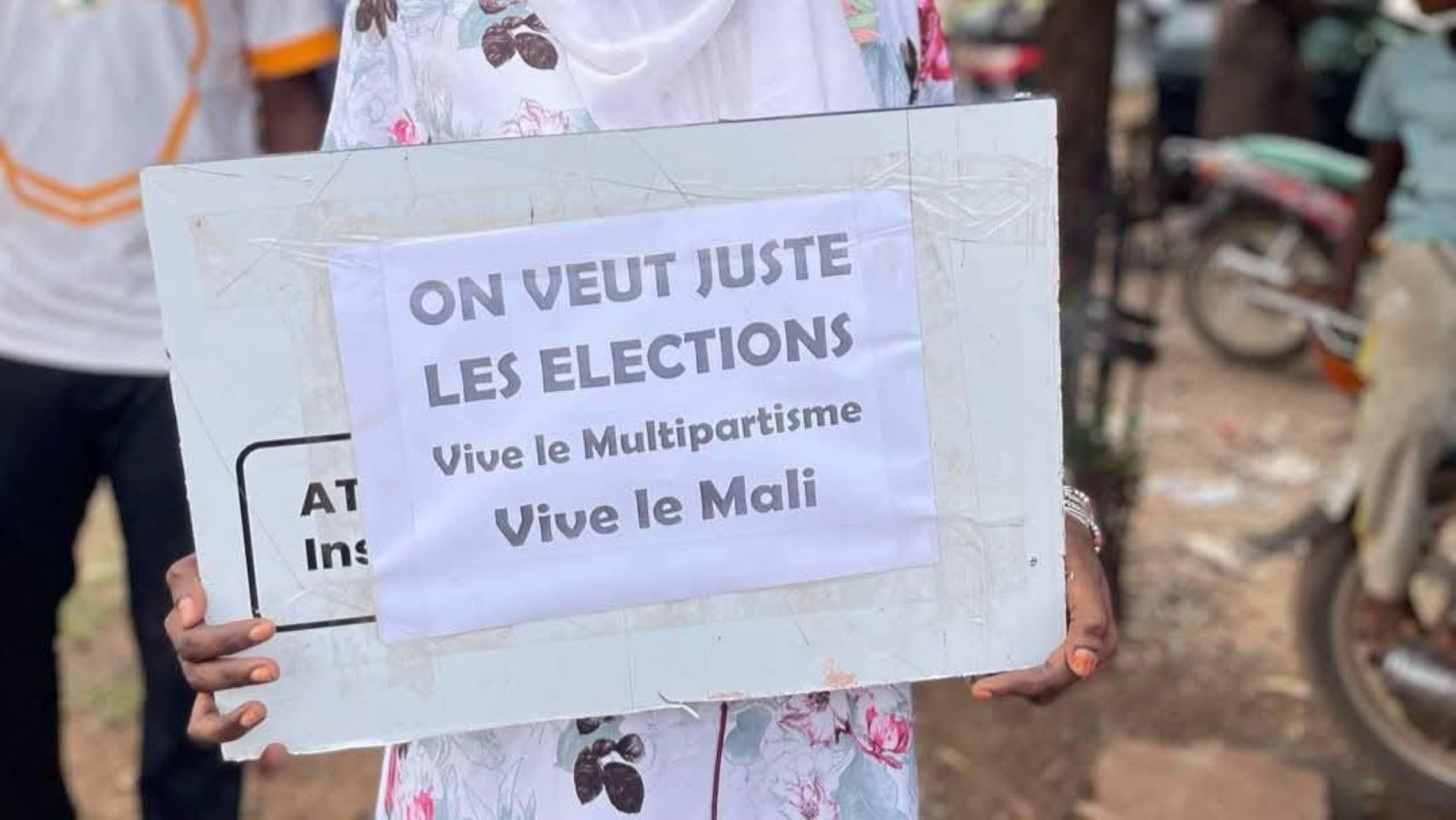 Veuillez activement à la transparence du processus de transition et à la tenue d'élections régulières, conformément à la Constitution