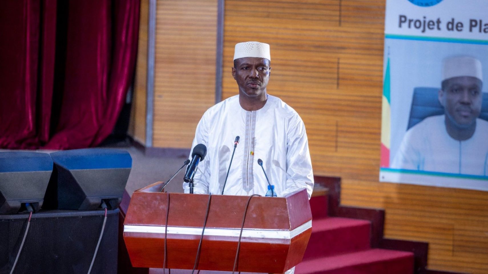 Le Plan d’Action du Gouvernement, que j’ai l’insigne honneur de vous présenter, ce matin, est bâti autour des 8 axes de la lettre de cadrage du Général d’Armée Assimi GOITA, Président de la Transition, Chef de l’Etat, adressée au Gouvernement, lors du Conseil des Ministres inaugural du 27 novembre 2024, à savoir : le renforcement de la défense et de la sécurité ; les réformes politiques et institutionnelles ; la satisfaction des besoins fondamentaux de la population ; l’amélioration de la carte sanitaire ; l’amélioration du système éducatif ; l’apaisement du climat social ; le renforcement de notre diplomatie ; la création de conditions pour des élections transparentes et apaisées.