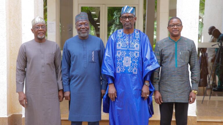 Au cours des échanges, les deux Parties ont adopté le Relevé des conclusions des consultations en vue du lancement des négociations entre la Confédération AES et la CEDEAO. Elles ont abordé les questions importantes relatives aux aspects politiques, diplomatiques, administratifs et institutionnels, juridiques, sécuritaires et de développement économique et social.