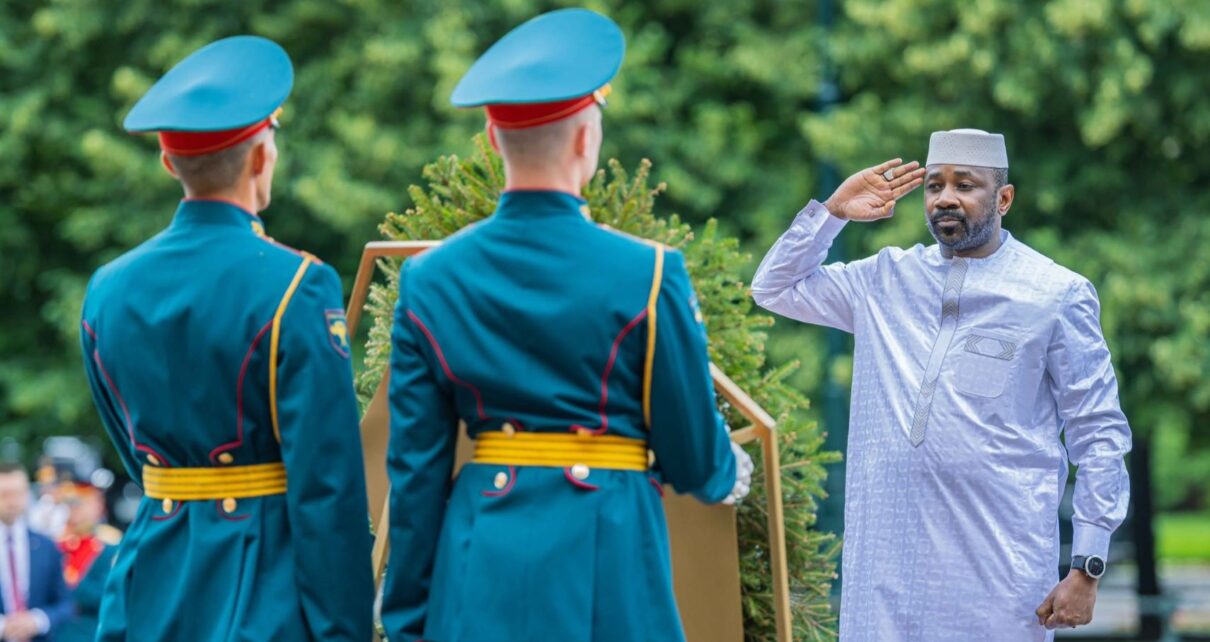 Par ce geste, Son Excellence le Général Assimi GOÏTA rend hommage à tous les soldats tombés pour la défense de leur patrie, quelle que soit leur nationalité. Ce dépôt de gerbe incarne la reconnaissance du sacrifice ultime.