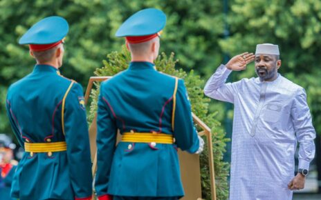 Par ce geste, Son Excellence le Général Assimi GOÏTA rend hommage à tous les soldats tombés pour la défense de leur patrie, quelle que soit leur nationalité. Ce dépôt de gerbe incarne la reconnaissance du sacrifice ultime.